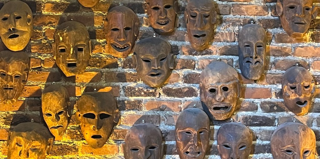 dönmeden yüzünü aynalara